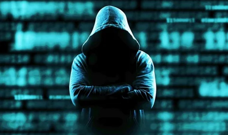 Человек в капюшоне без лица