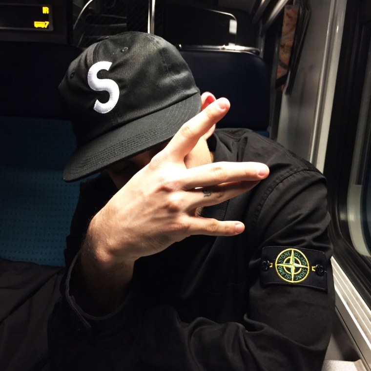 Парень под дождём в капюшоне