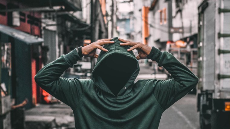 Человек в капюшоне в дыму