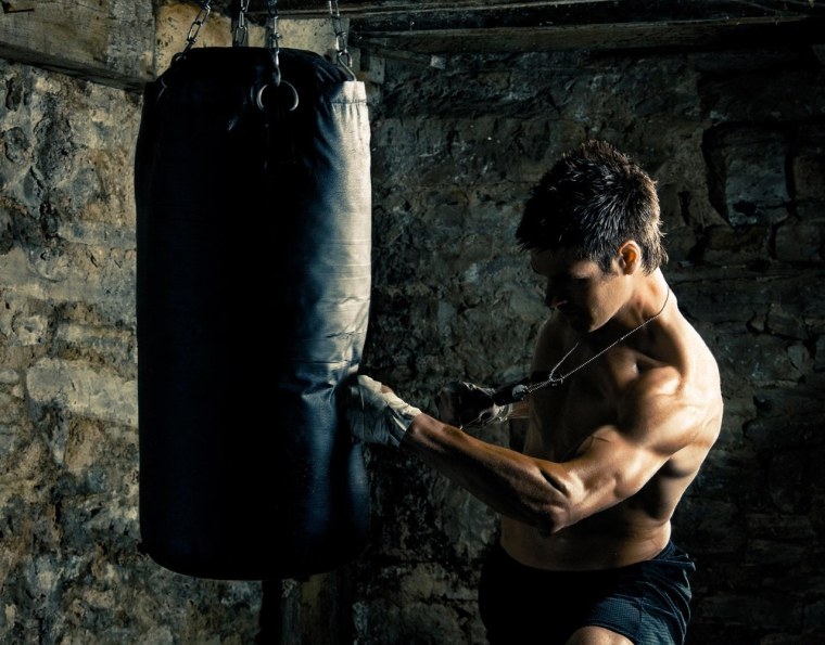 Парень в капюшоне со спины