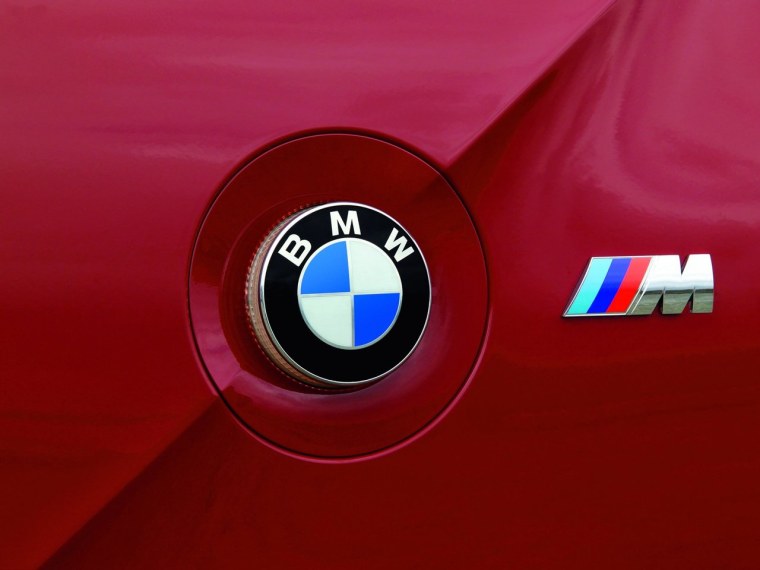 Лого БМВ на капоте