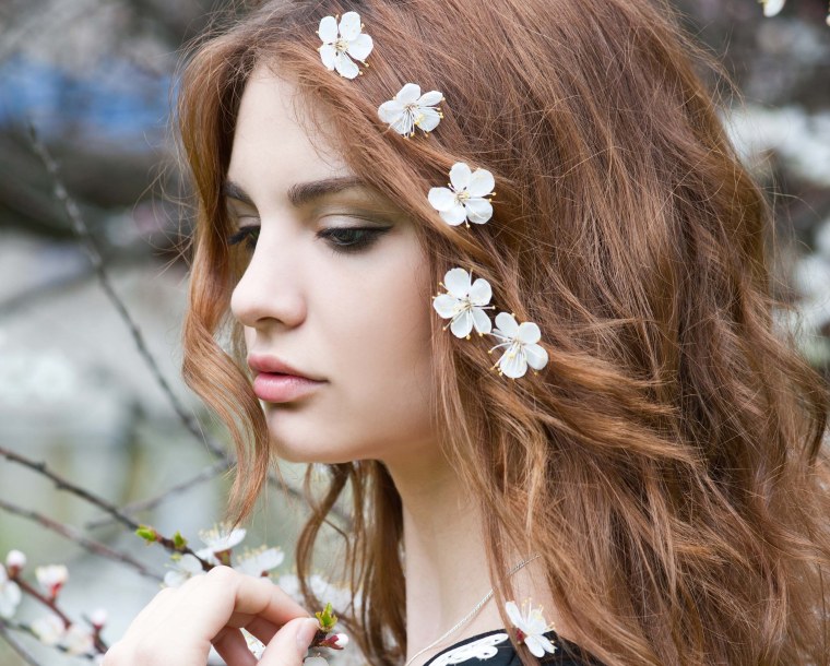 Девушка в наушниках арт