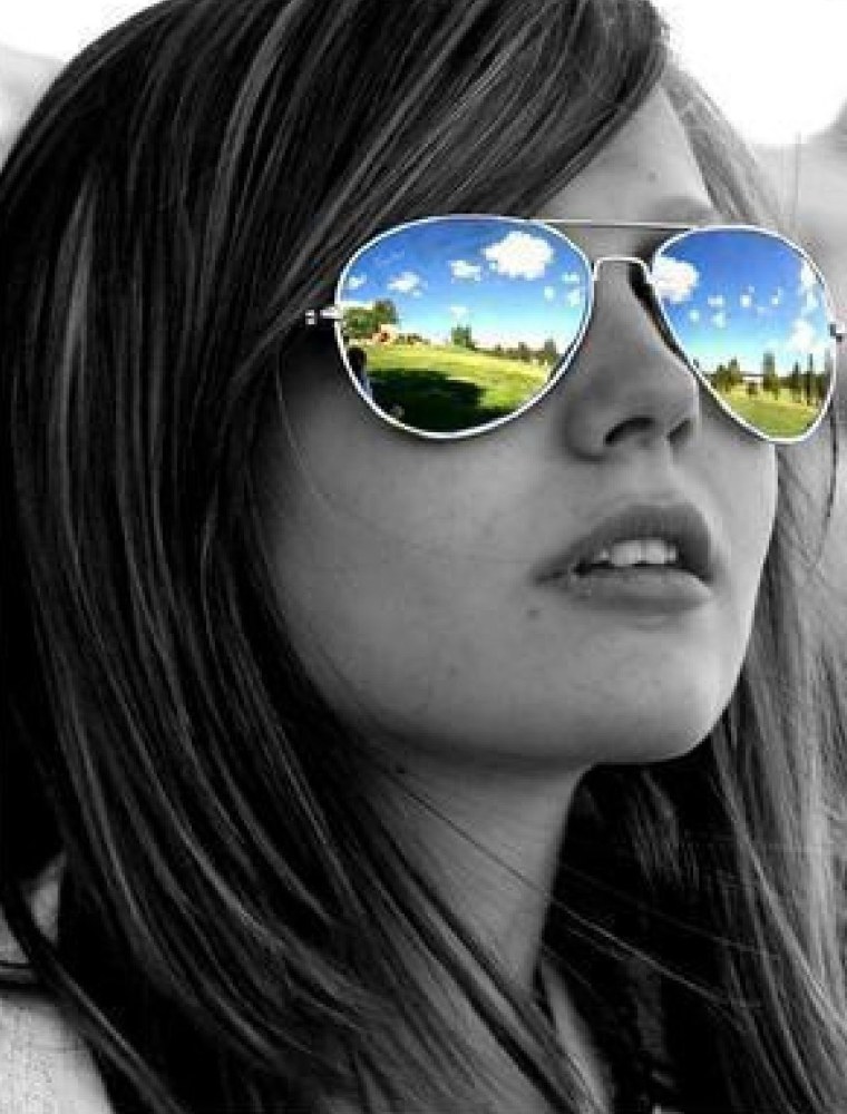 Девушка показывает сердце