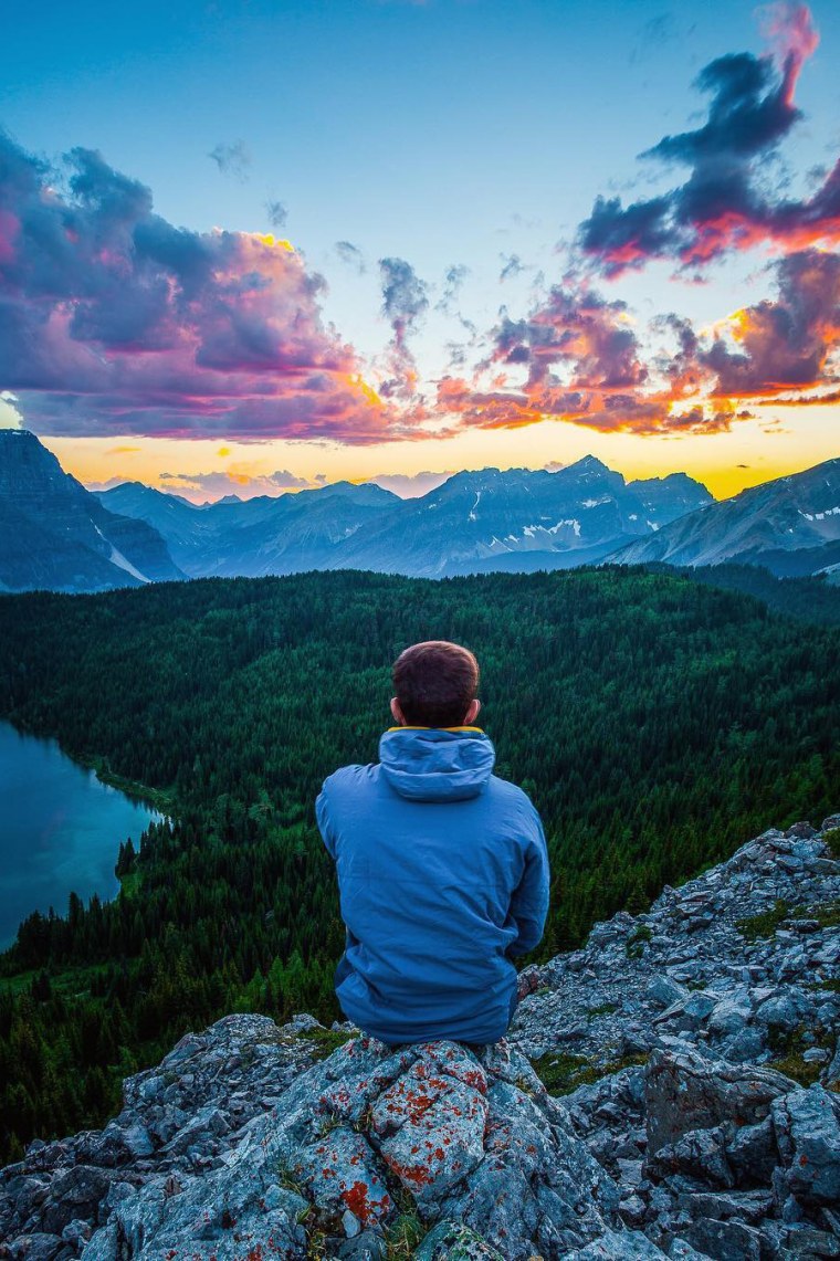 Контровой свет фар снимок