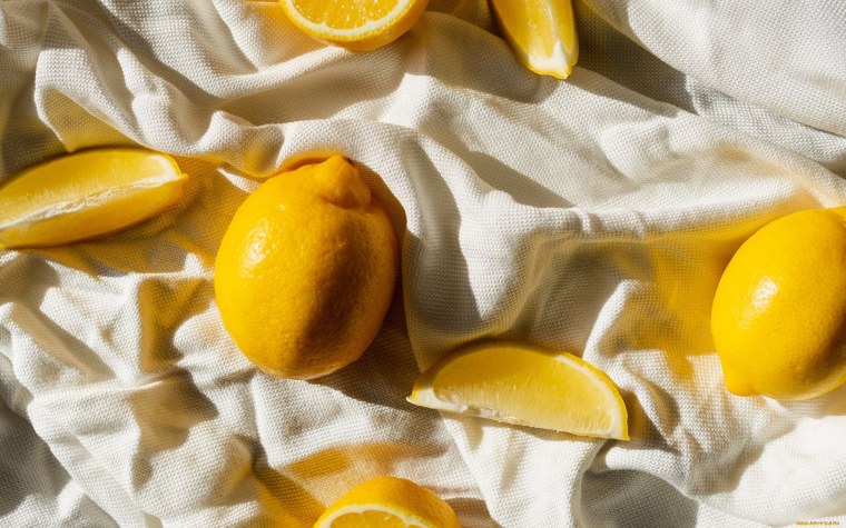 Желтые фрукты лимон