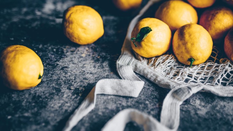 Лимон на черном фоне