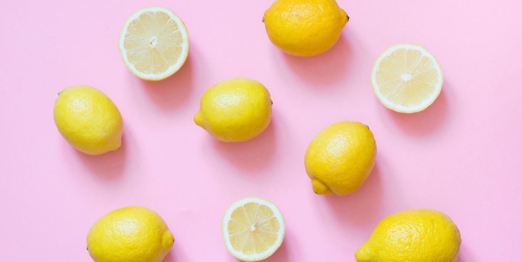 Лимон на розовом фоне