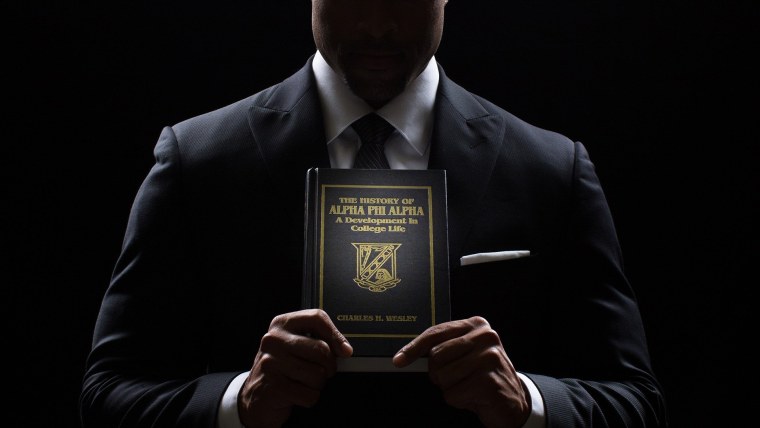 Бизнесмен на черном фоне