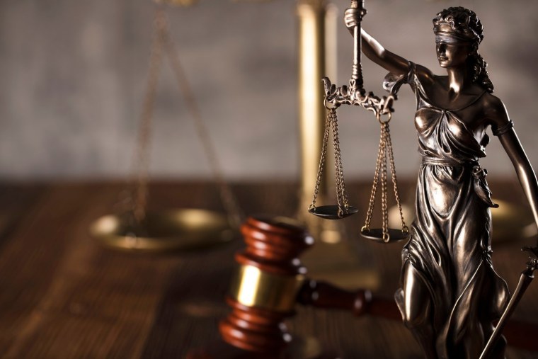 Фемида и молоток судьи