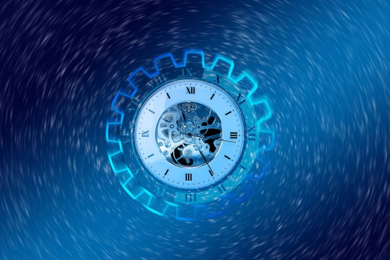 Часы на синем фоне