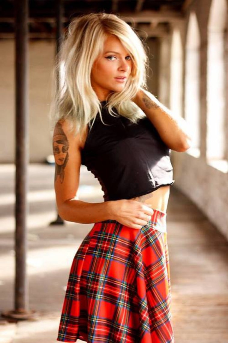 Девушки в клетчатых мини юбках фото
