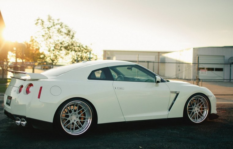 Nissan GTR r35 White Tuning