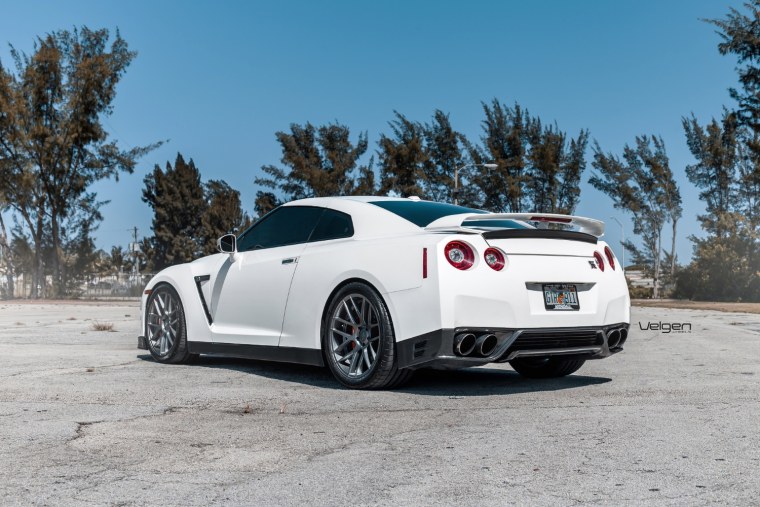 Nissan GTR 35 белый