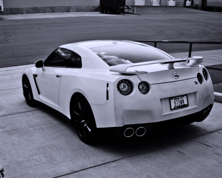 Ниссан ГТР черно белый