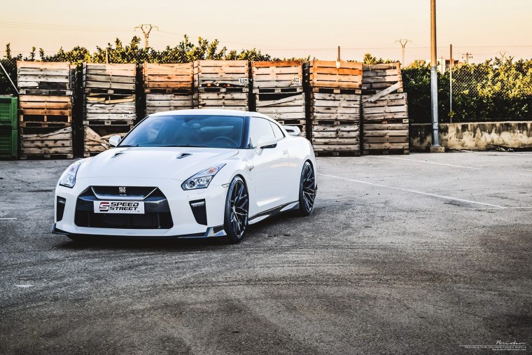 Nissan GTR r35 белый