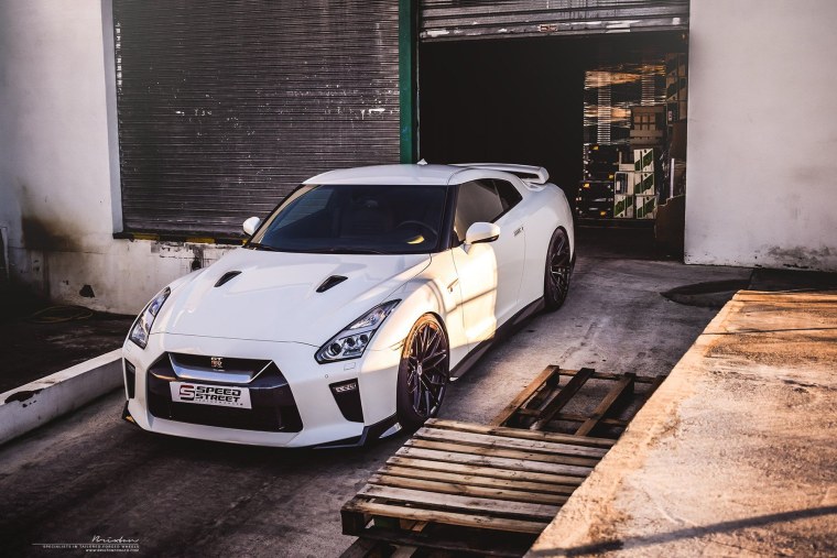 Nissan GTR r35 белый