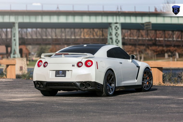 Бежевый Ниссан GTR 1600 Л.С