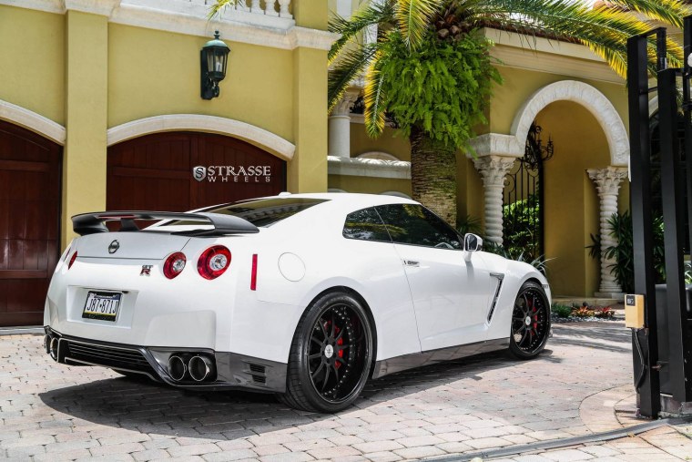 Ниссан ГТР белый