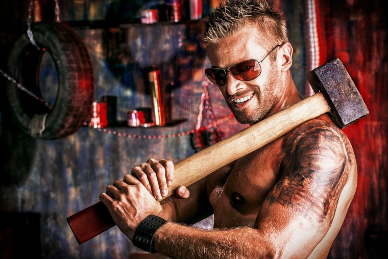 Мужчина с кувалдой