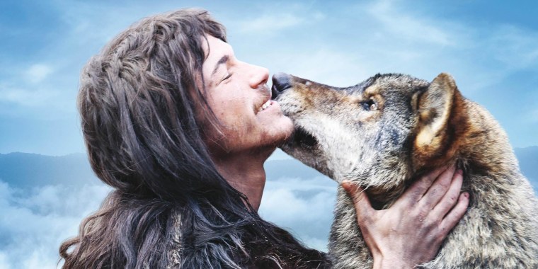 Волк обнимает девушку