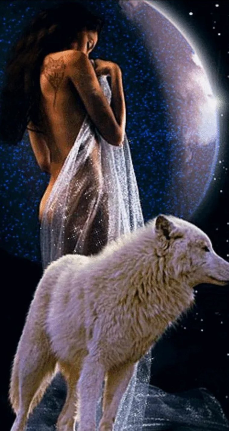 Оборотень обнимает девушку