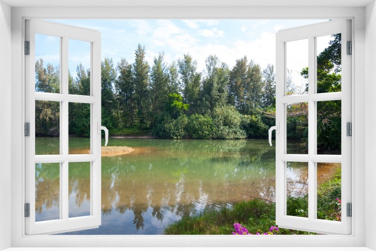 Окно с видом на озеро