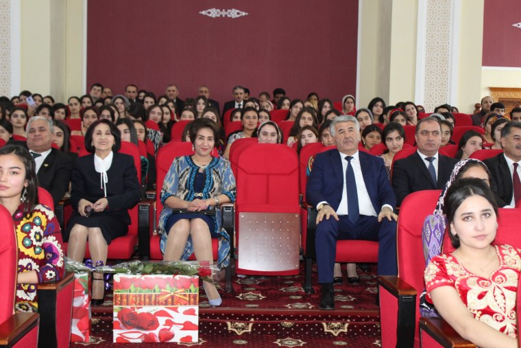 Сипоснома бахшида ба рӯзи Варзиш