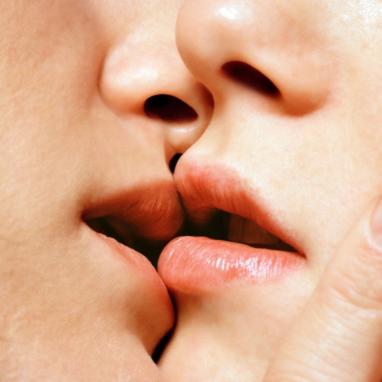 Целуются в губы