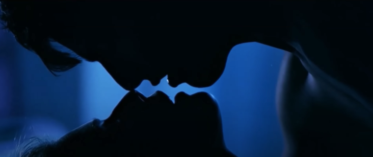 Страстный поцелуй в темноте