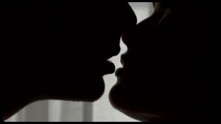 Поцелуй в полумраке