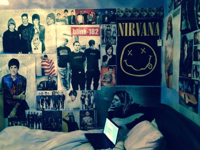 Комната с постерами рок