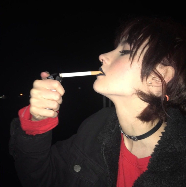 Эмо парень с сигаретой