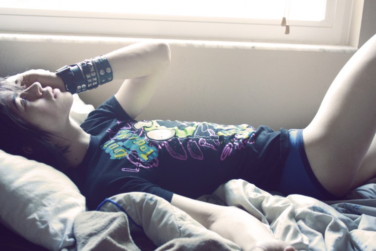 Челкастый на кровати