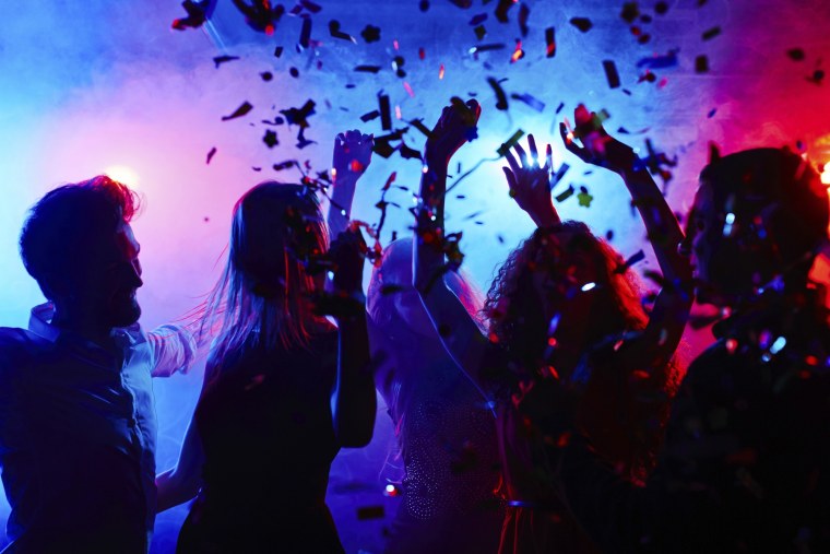 Толпа людей в ночном клубе