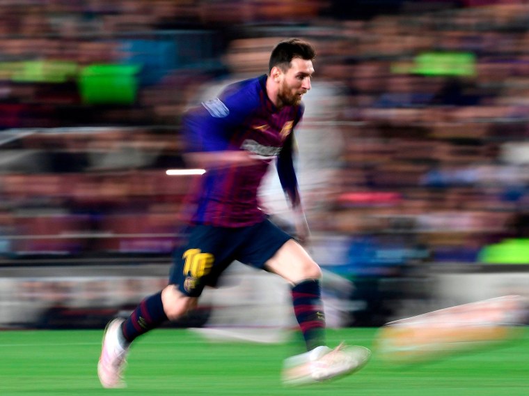 Лионель Месси бежит