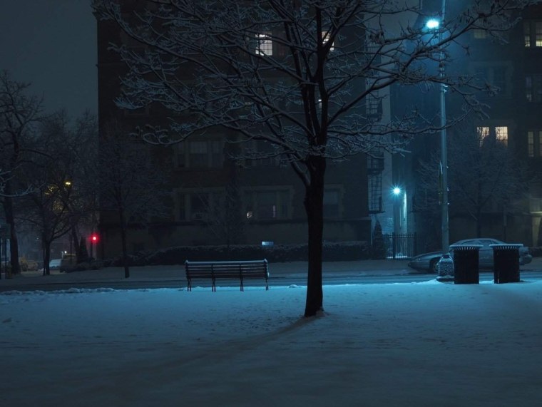 Зимний двор в городе ночью