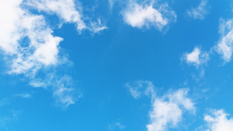 Голубой фон с облаками