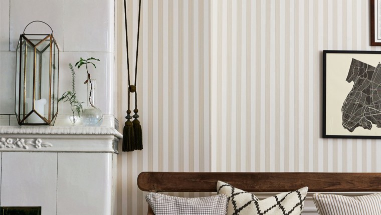 Обои в полоску для стен в интерьере