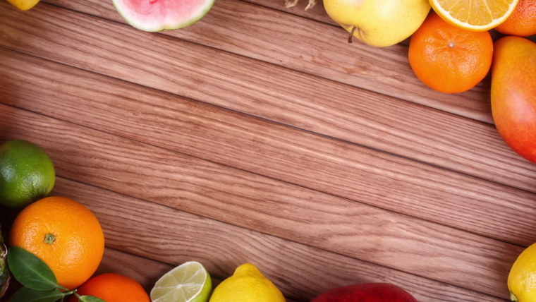 Фрукты на деревянном столе