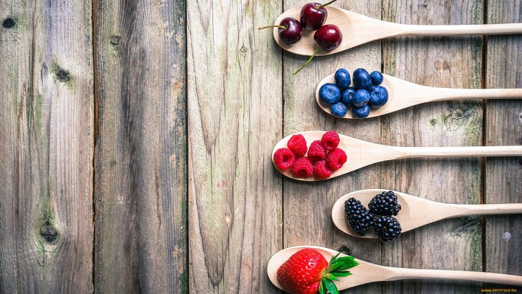 Фрукты на деревянной доске