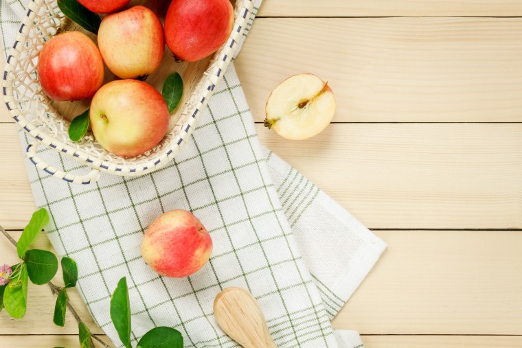 Яблоки на столе вид сверху