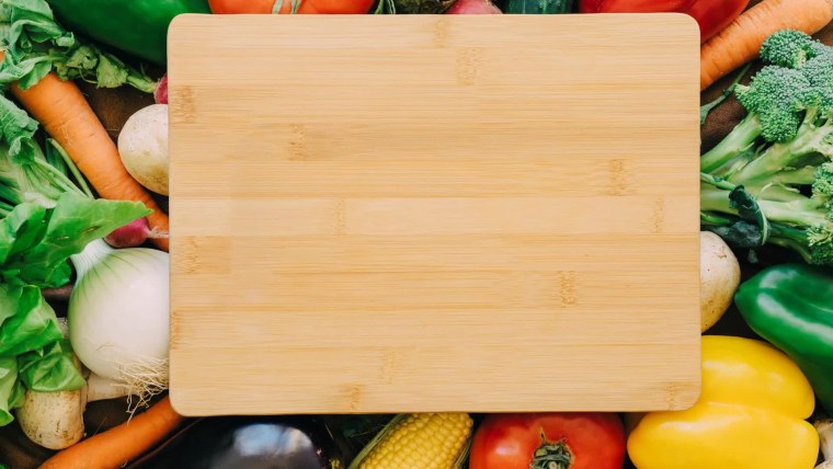 Кухонная доска с овощами