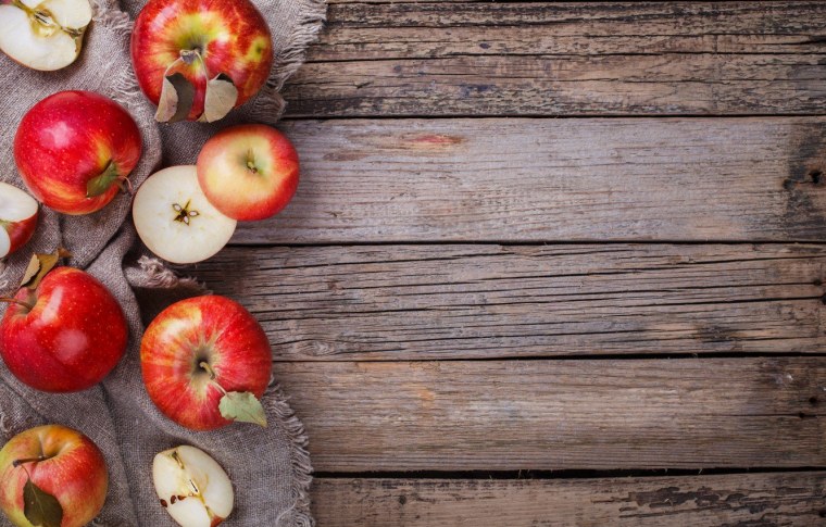 Яблоки на деревянном фоне