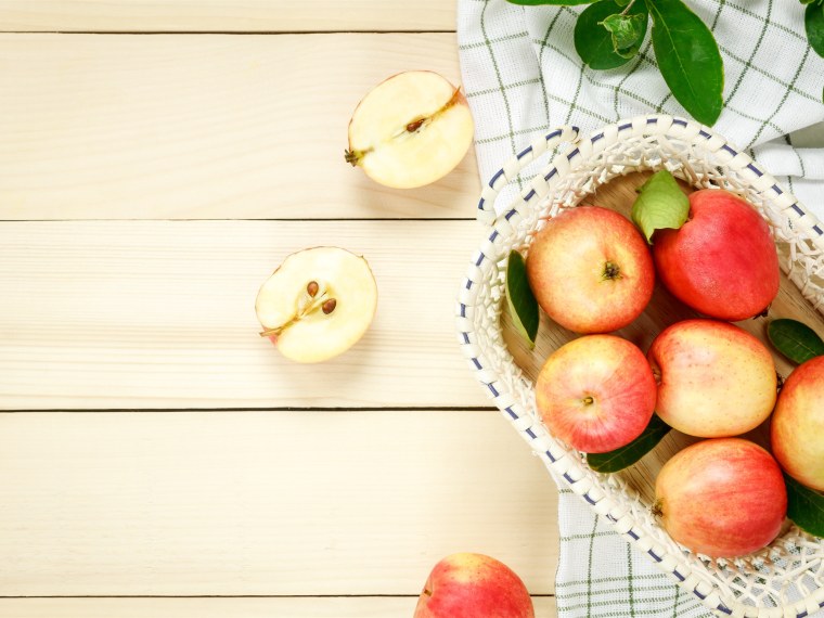 Яблоко на столе