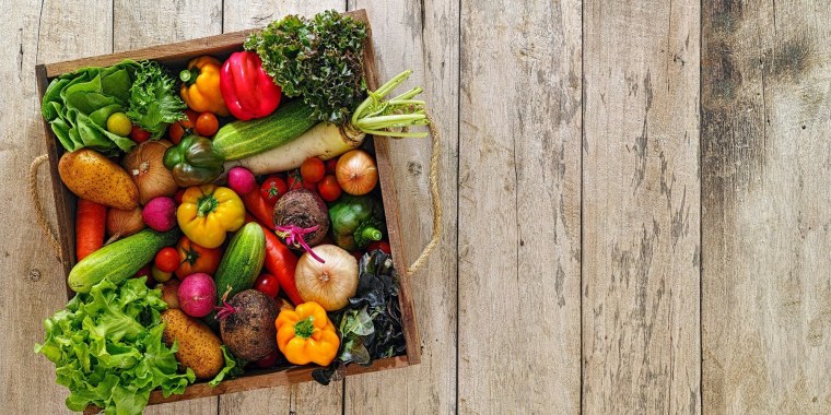 Овощи на деревянном столе