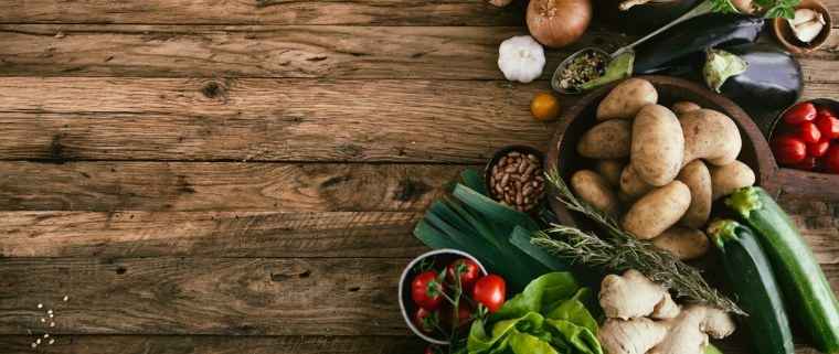 Овощи на деревянном фоне