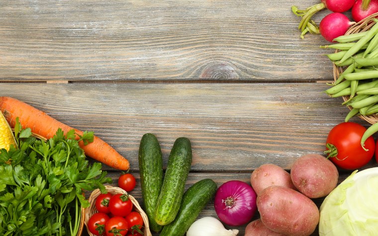 Овощи на деревянном столе