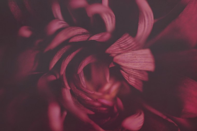 Половина сердца на черном фоне