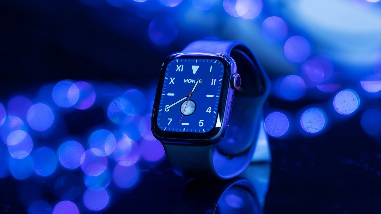 Наручные часы на синем фоне