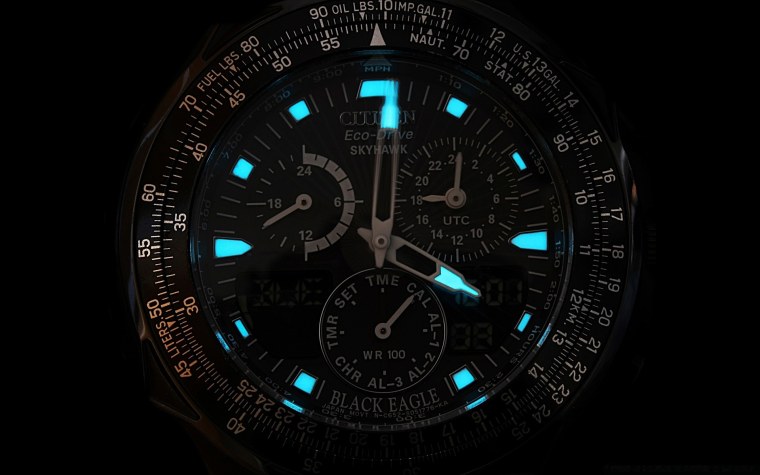 Часы на темном фоне